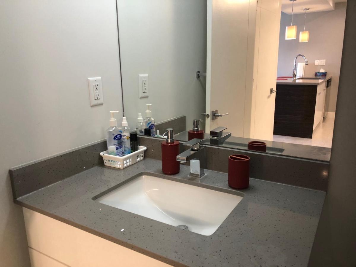 Amicable, Cozy, High Speed Internet, Sleeps 2 Riverview Downtown Apartment YYC Kültér fotó
